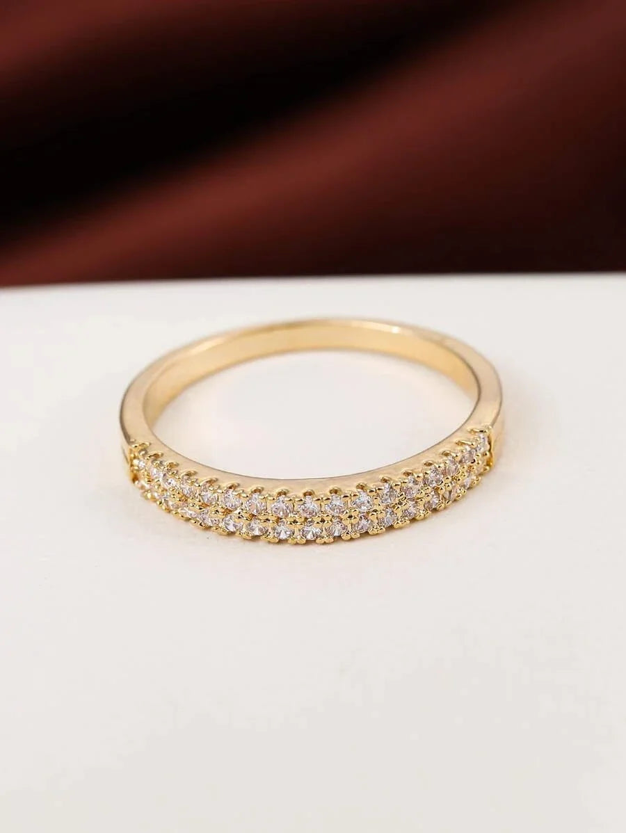 Victoria – Timeless ring with diamond-like sparkle