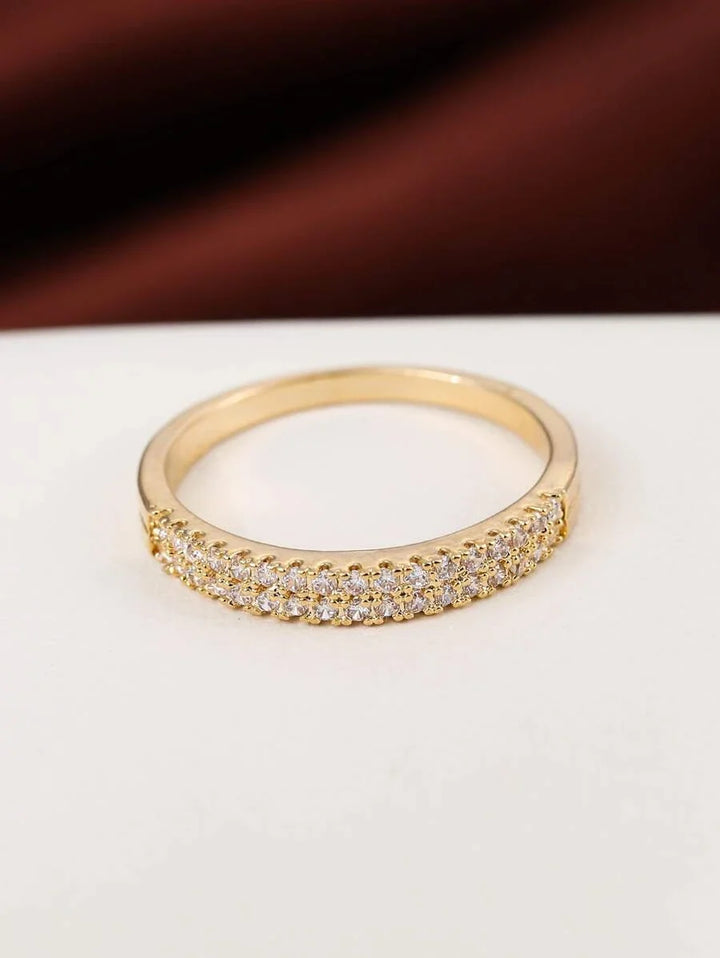 Victoria – Timeless ring with diamond-like sparkle