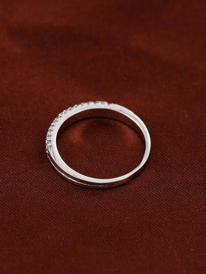 Victoria – Timeless ring with diamond-like sparkle