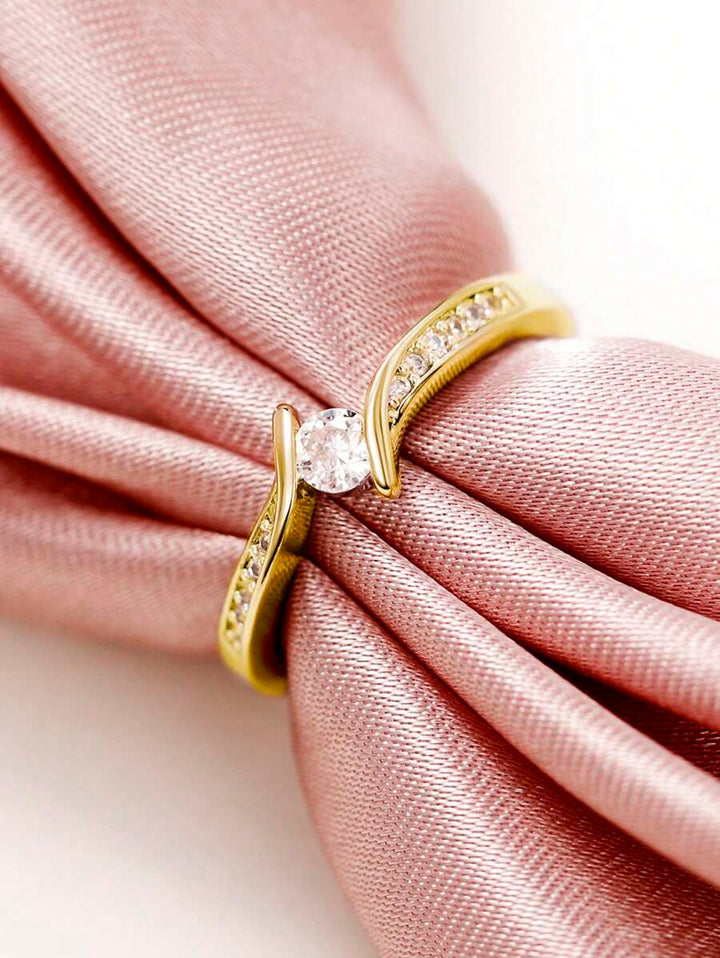Clara – Delicate ring with a cubic zirconia sparkle