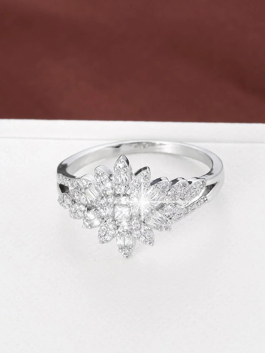 Ophelia – Elegant crown-style ring with refined sparkle