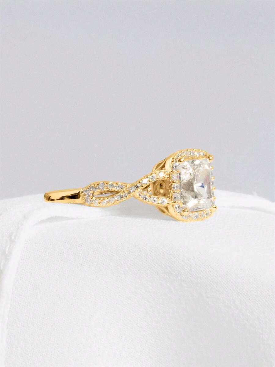 Amelia – Glamorous solitaire ring with a radiant cubic zirconia sparkle