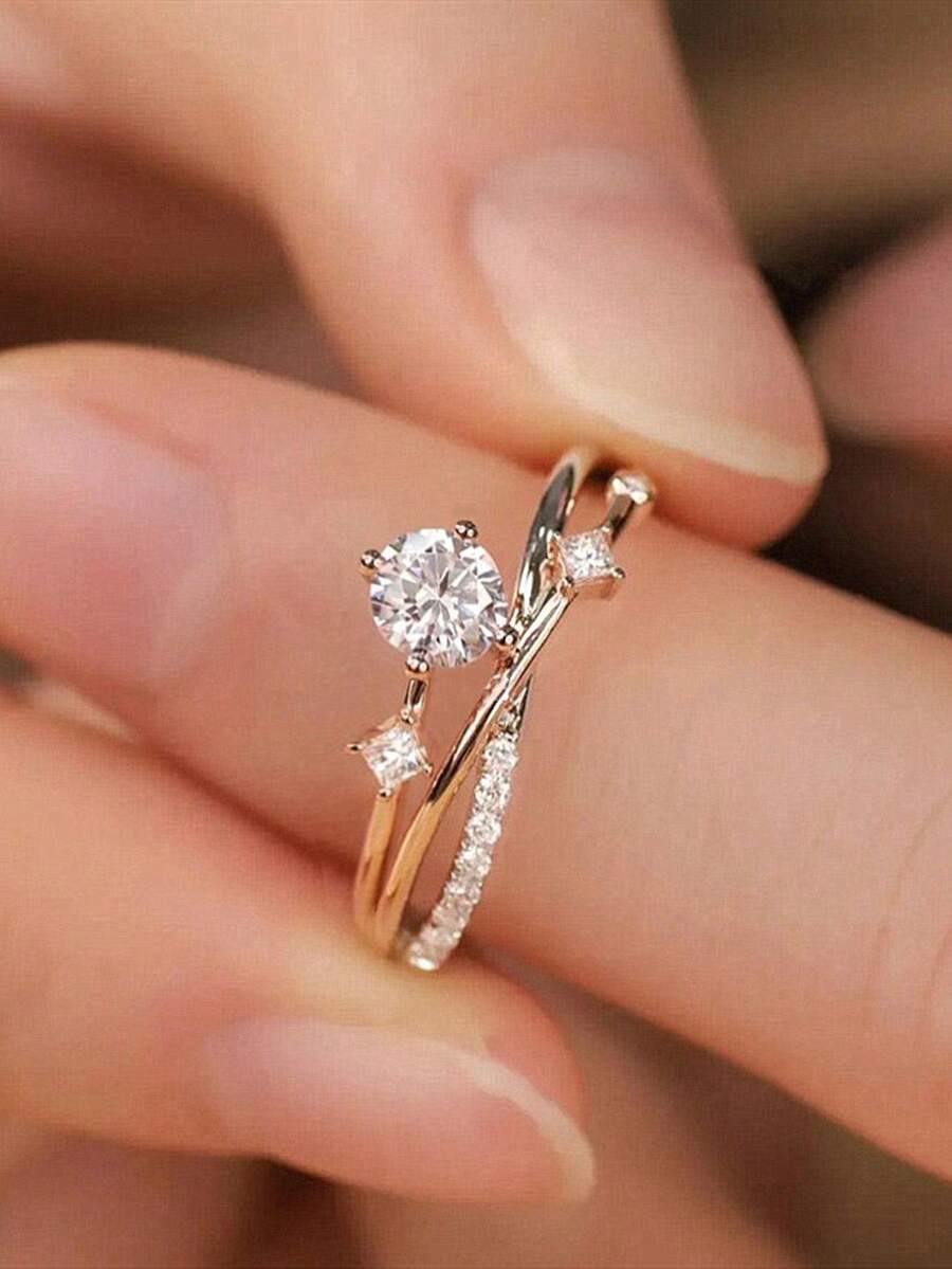 Camille – Effortless elegance with a refined solitaire glow