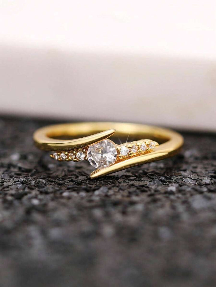 Clara – Delicate ring with a cubic zirconia sparkle