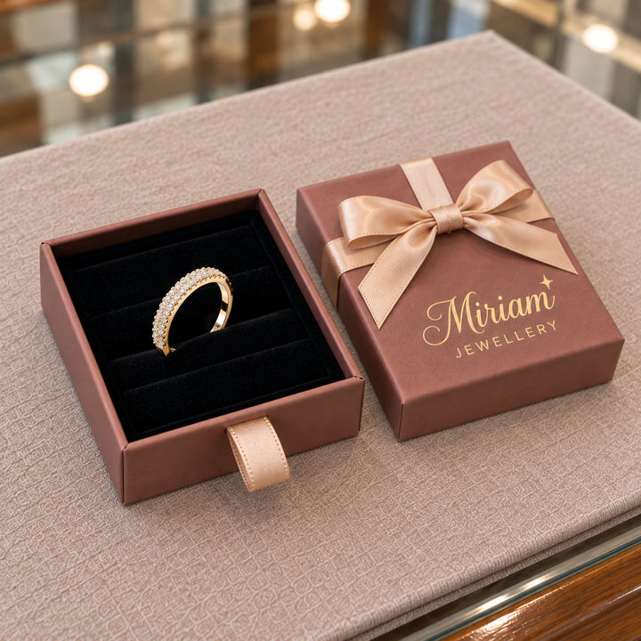 Victoria – Timeless ring with diamond-like sparkle in a Miriam Jewellery gift box